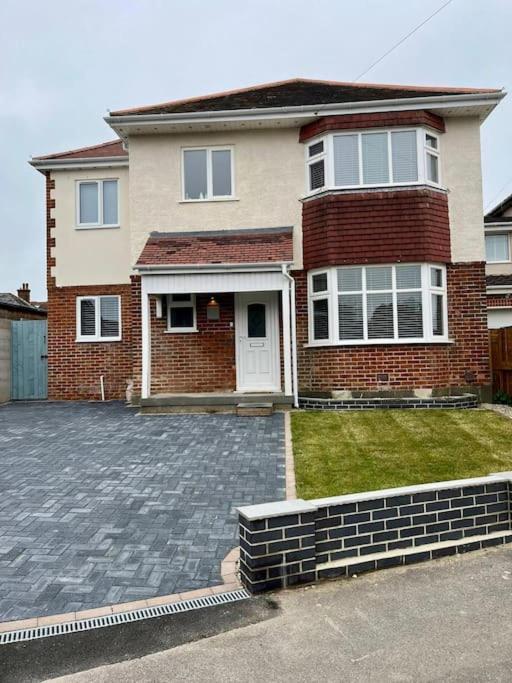Charming 3-bedroom House With Private Garden Holiday home